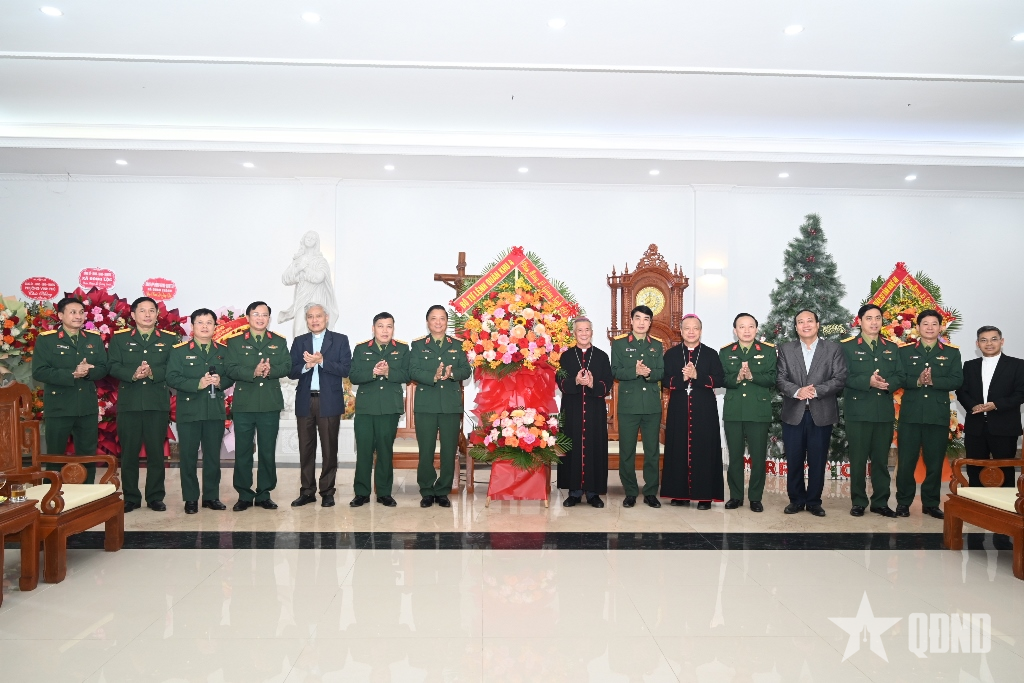 Quân khu 4 chúc mừng Giáng sinh tại Giáo phận Vinh